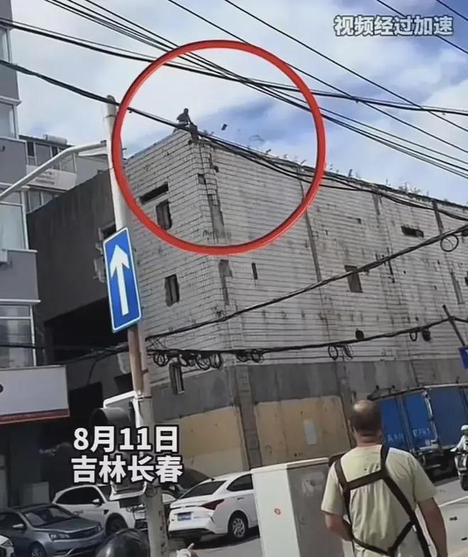 老头在楼顶往下扔砖头，民警劝说无效将其制服，又是精神病吗？