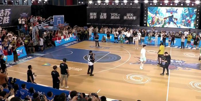 哈登超远三分绝杀郭艾伦