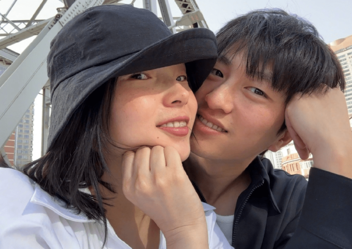 金大川晒一家三口握拳照感叹妻子雎晓雯很辛苦很伟大

