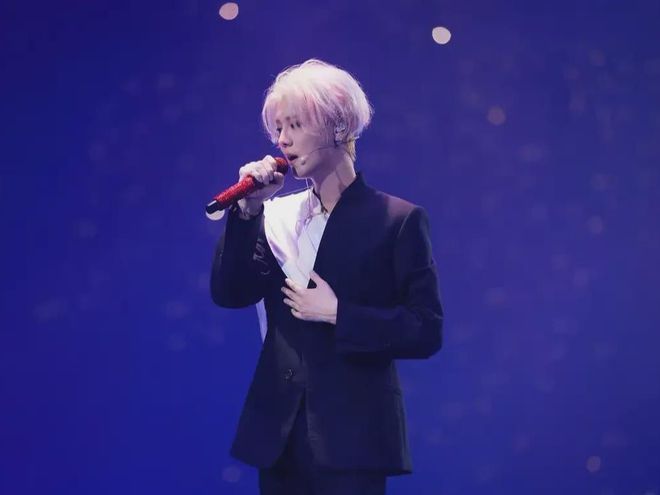 鹿晗演唱会前空降评论区