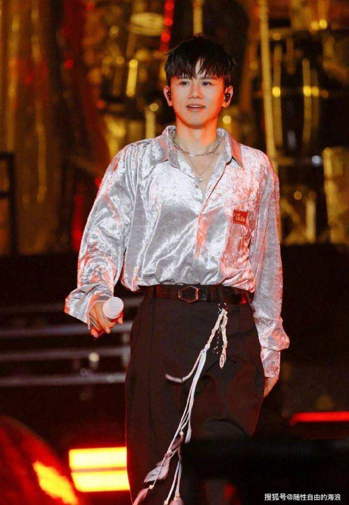 谢娜魏大勋去看张杰演唱会