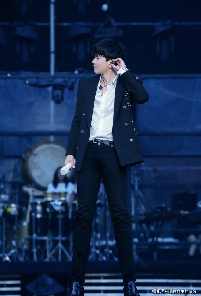 谢娜魏大勋去看张杰演唱会