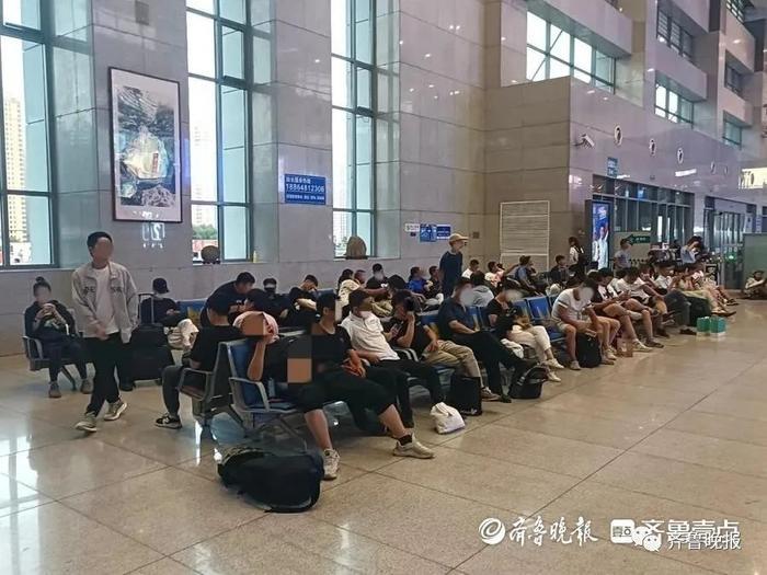 泰安站近9成为按摩椅旅客席地而坐，工作人员：目前无法答复