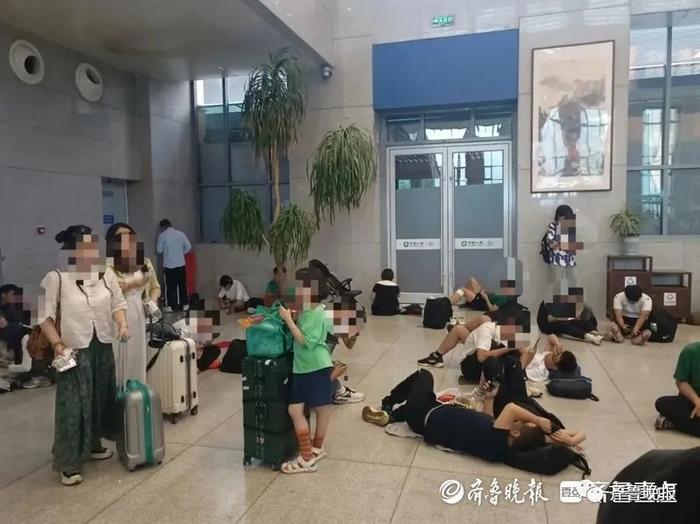 泰安站近9成为按摩椅旅客席地而坐，工作人员：目前无法答复