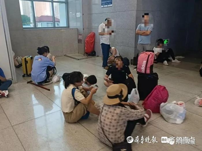泰安站近9成为按摩椅旅客席地而坐，工作人员：目前无法答复