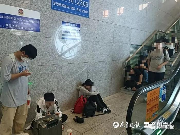 泰安站近9成为按摩椅旅客席地而坐，工作人员：目前无法答复