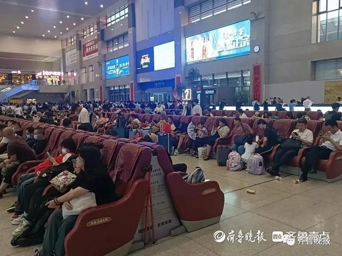 泰安站近9成为按摩椅旅客席地而坐，工作人员：目前无法答复