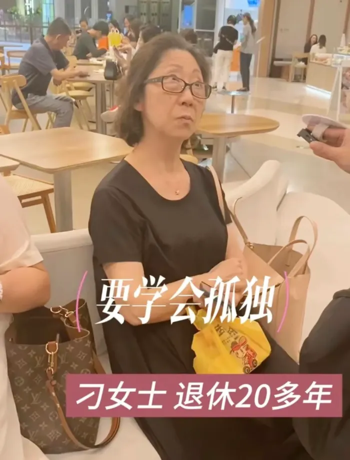 这位上海阿姨突然火了！一席话引发热议，网友：活的太通透了！