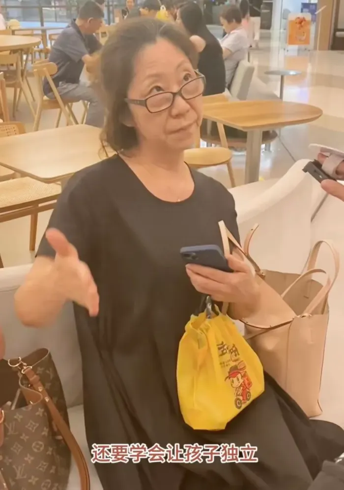 这位上海阿姨突然火了！一席话引发热议，网友：活的太通透了！