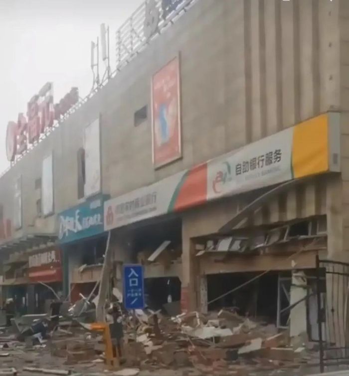 山东高密一烤鱼店燃气闪爆，已致2死2伤，闪爆原因正在调查中