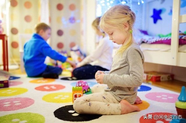 9岁女孩因贪玩被父母丢在机场