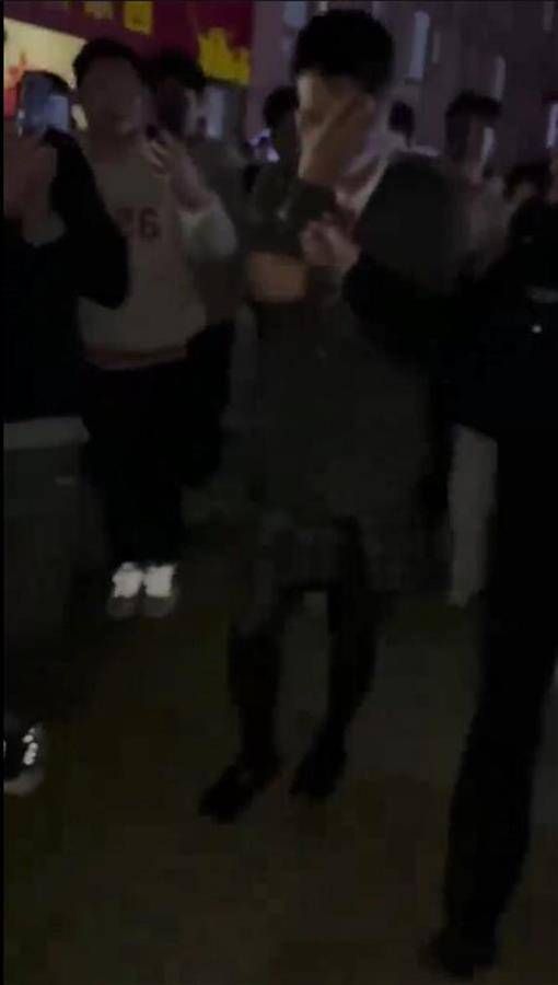 男扮女装进入大学女生宿舍偷衣服，已被警方带走