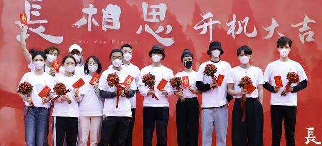 《长相思》明星收工欢乐多，檀健次露营烧烤帅，杨紫花式摆拍甜品