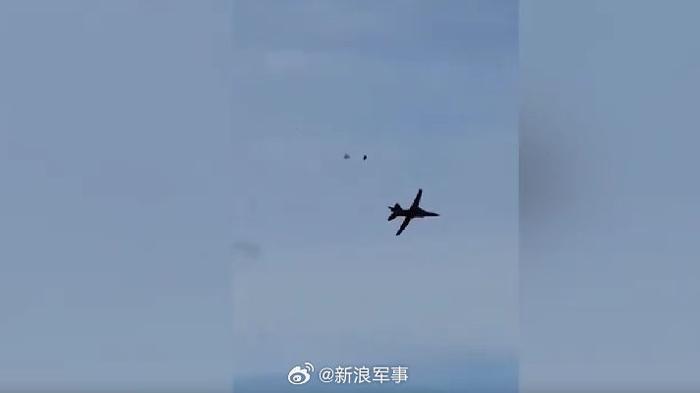 美国航展一架米格23战机坠毁：飞行员全数弹射逃生画面曝光