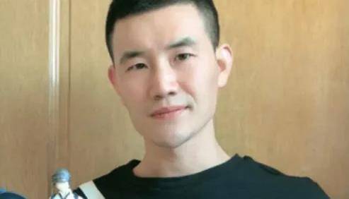 嘎子出镜时愤怒地向网友澄清2件事：四合院没花15亿，也没分手！
