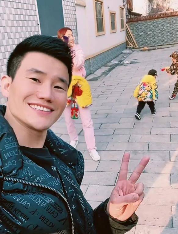 嘎子出镜时愤怒地向网友澄清2件事：四合院没花15亿，也没分手！
