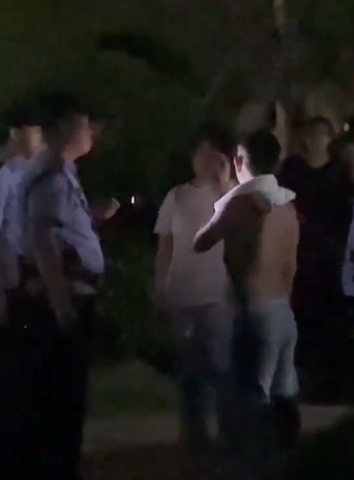 山东多名醉酒男子被一女子持刀砍伤
