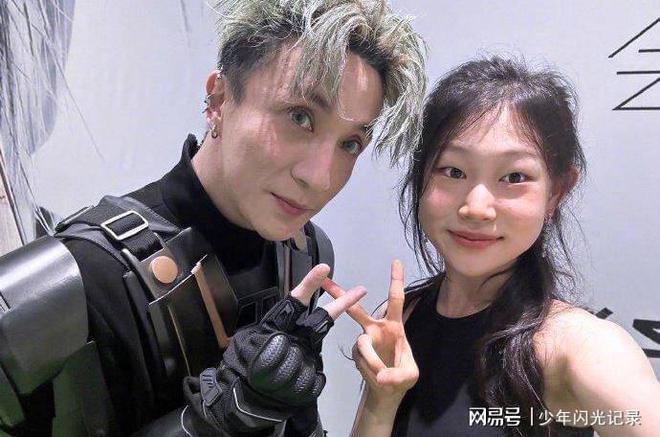 小沈阳晒女儿与薛之谦合照