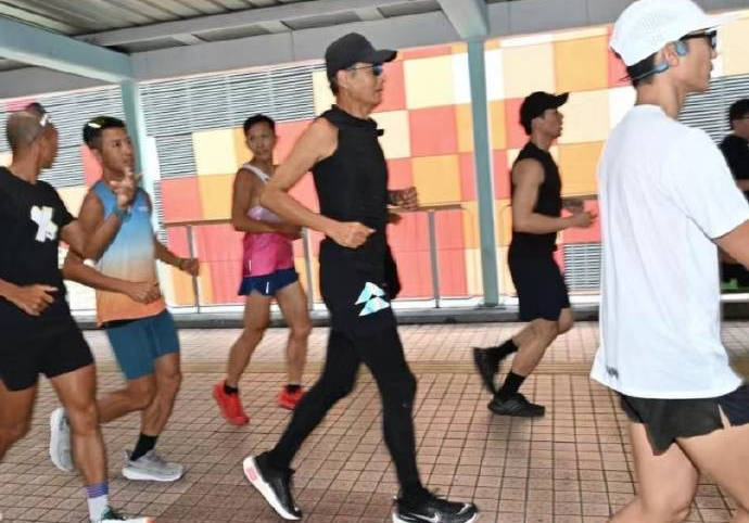 港媒曝周润发不听医嘱继续跑步