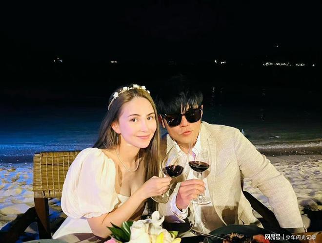 周杰伦晒“三宝爸”亲子照，网友感叹他的家庭幸福