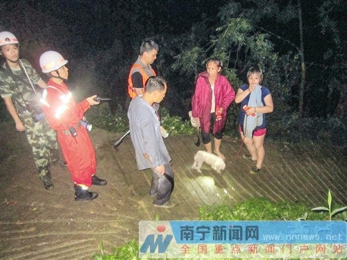上林下水源山洪暴发7名游客被困警民齐救援终脱险

