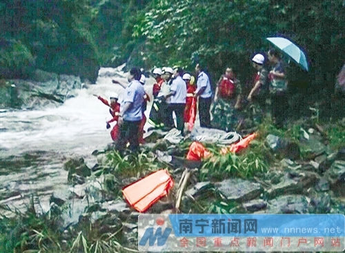 上林下水源山洪暴发7名游客被困警民齐救援终脱险

