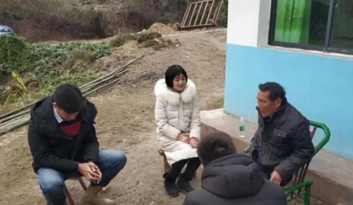 人民日报评20人调研团50多人陪同