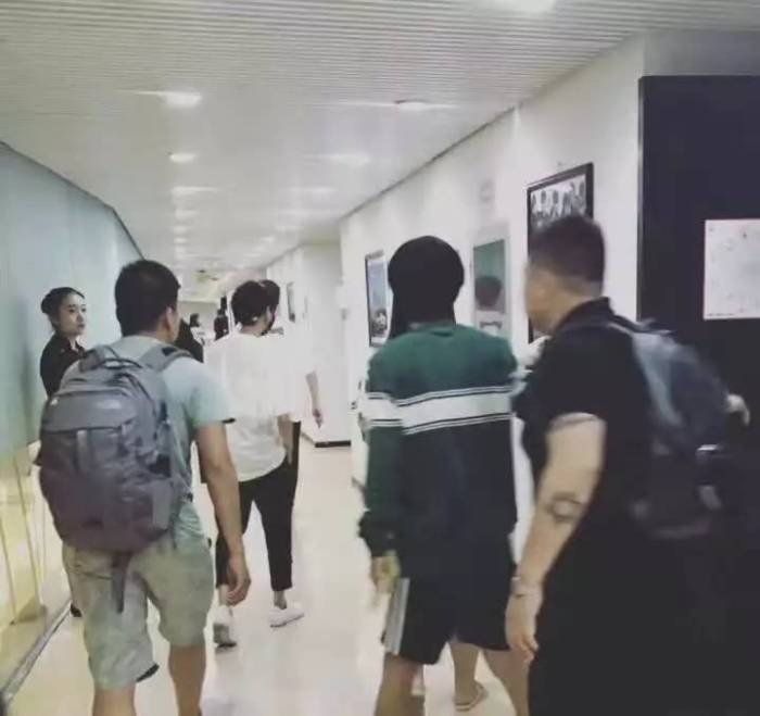 易烊千玺去看薛之谦演唱会