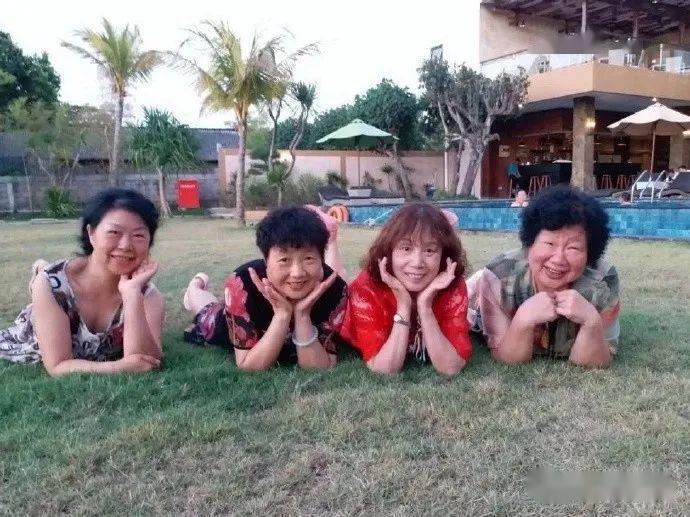 这是统一的拍照姿势吗