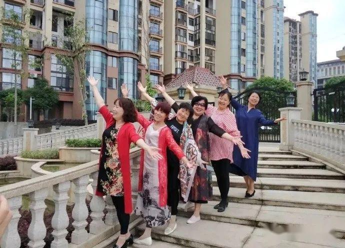 这是统一的拍照姿势吗