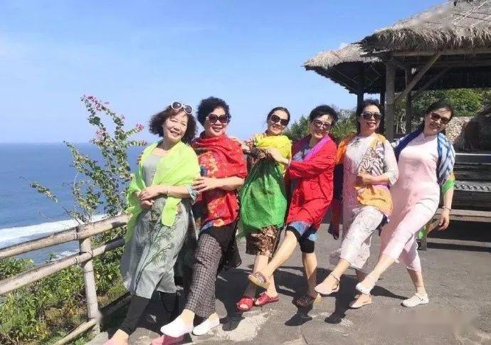 这是统一的拍照姿势吗