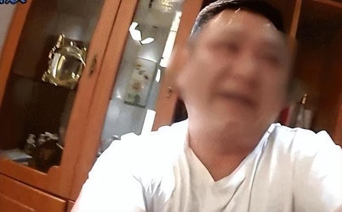 “打警察坐几年？”上海一男子掌掴上门民警求坐牢，获刑十个月！律师：醉酒的人犯罪，也要负刑事责任！