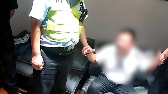 “打警察坐几年？”上海一男子掌掴上门民警求坐牢，获刑十个月！律师：醉酒的人犯罪，也要负刑事责任！