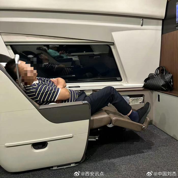 网曝4名无票铁路职工躺商务座睡觉