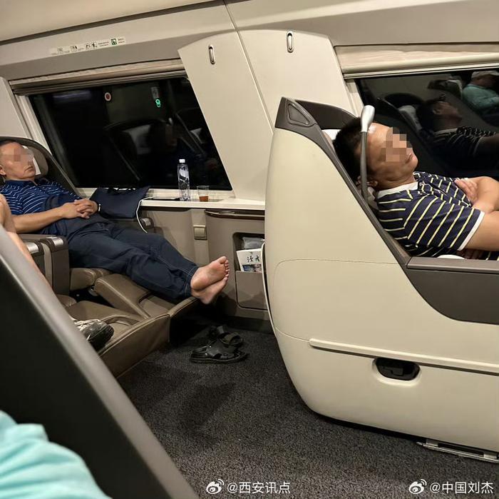 网曝4名无票铁路职工躺商务座睡觉