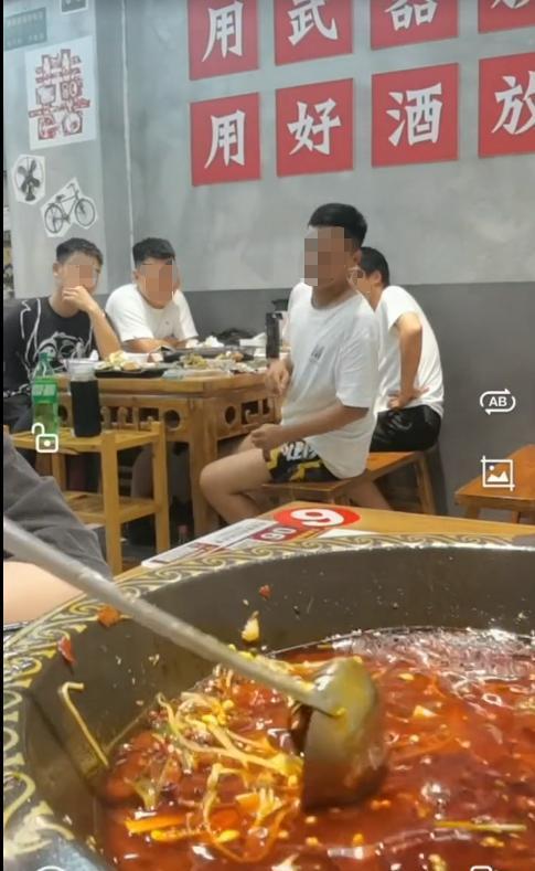 女子就餐称被邻桌男频频直勾勾看临走喊服务员“见证”用酸梅汁泼对方；网友：一泼虽爽易遭报复，应选择报警
