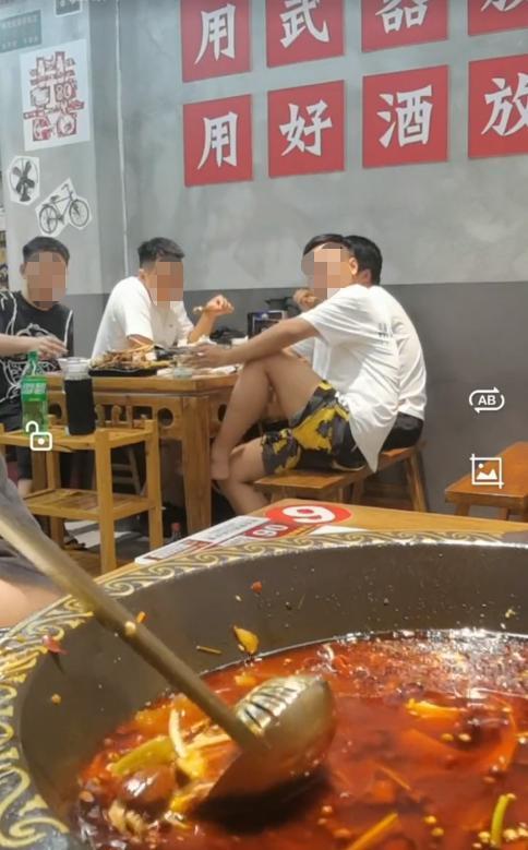 女子就餐称被邻桌男频频直勾勾看临走喊服务员“见证”用酸梅汁泼对方；网友：一泼虽爽易遭报复，应选择报警