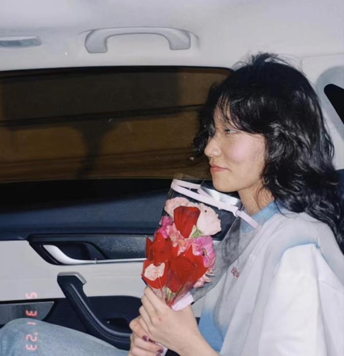 疯产姐妹解散后，邵雨轩口碑崩塌，评论区嘲讽一片，张小花成赢家