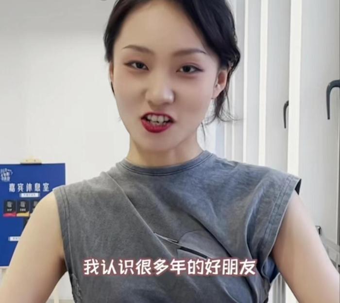 疯产姐妹解散后，邵雨轩口碑崩塌，评论区嘲讽一片，张小花成赢家