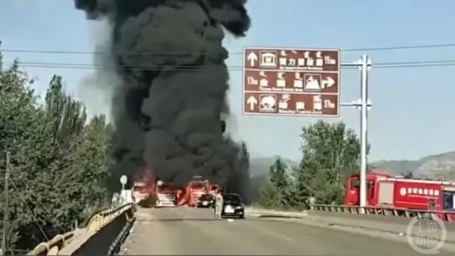 内蒙古多车相撞发生爆燃致2死5伤：罐车液体泄漏致7辆车燃损