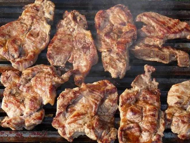上海一超市招聘牛肉试吃员需一天吃肉10斤，这么吃下去会……