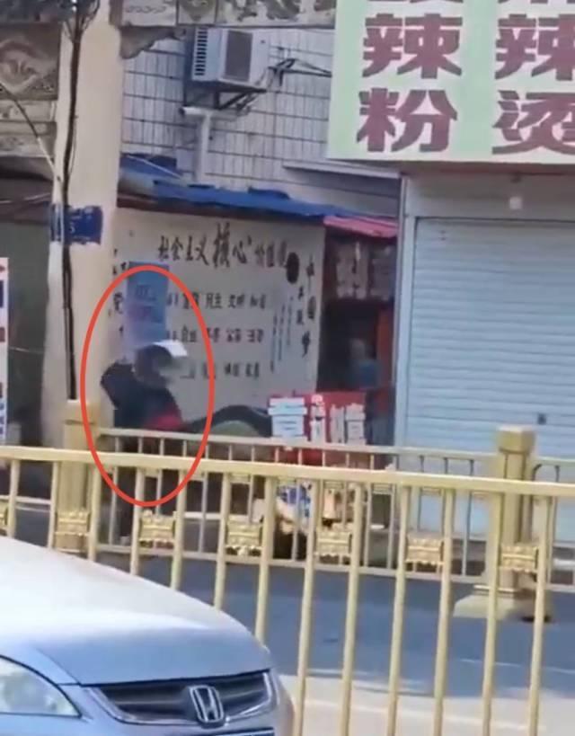 突发！男子沿街砍人致多人受伤