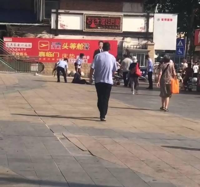 突发！男子沿街砍人致多人受伤