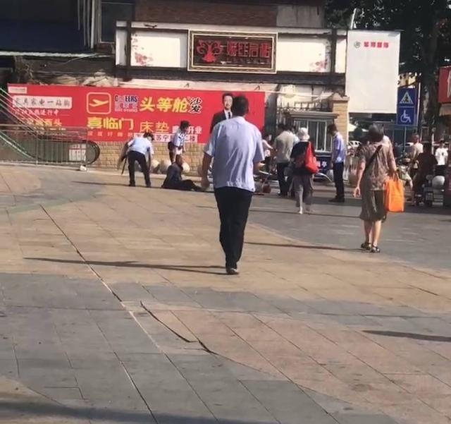 湖北男子沿街砍人