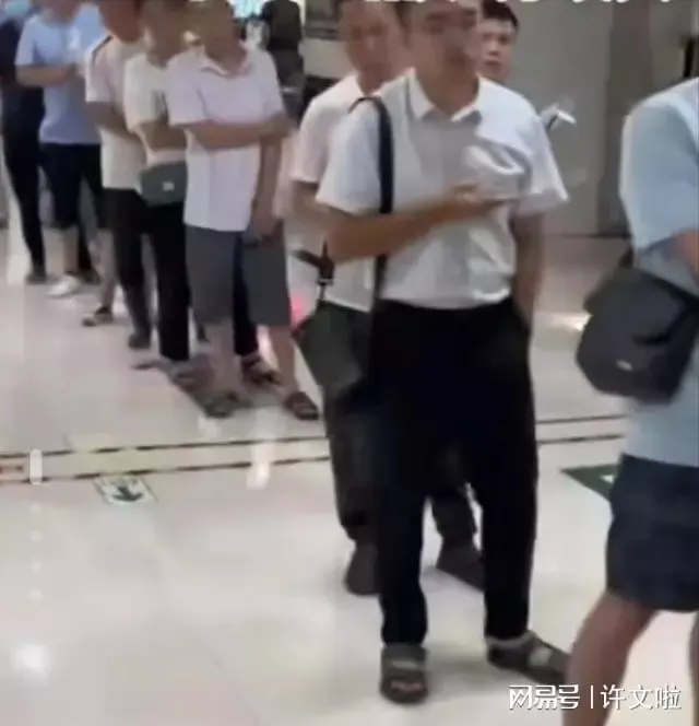因取药窗口少被骂上热搜的医院回应，网友：你活该被骂！