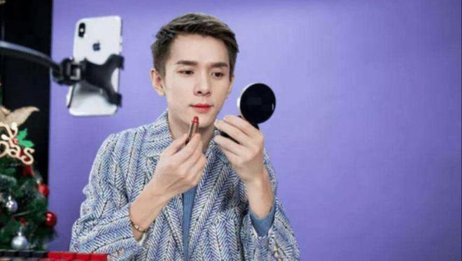 网友小时候的舞蹈老师是李佳琦
