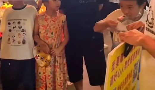 11岁男孩为救妹妹卖扇中暑