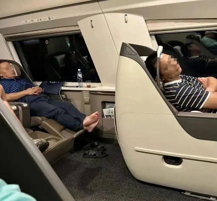 广铁集团回应职工占用高铁商务座：列车长免职