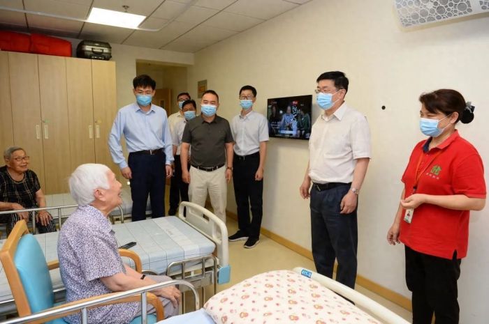 坚持以满足人民健康需求为导向！区委书记走访调研新一轮民心工程推进落实情况