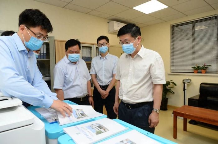 坚持以满足人民健康需求为导向！区委书记走访调研新一轮民心工程推进落实情况